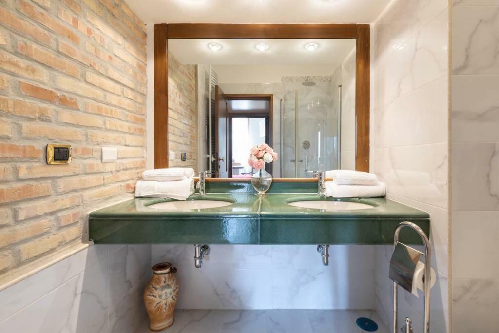Jacuzzi In Front Of The Colosseum ローマ エクステリア 写真