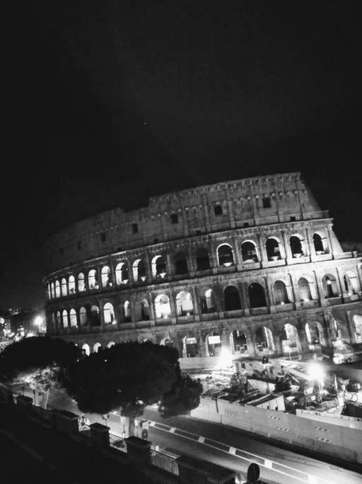 Jacuzzi In Front Of The Colosseum ローマ エクステリア 写真