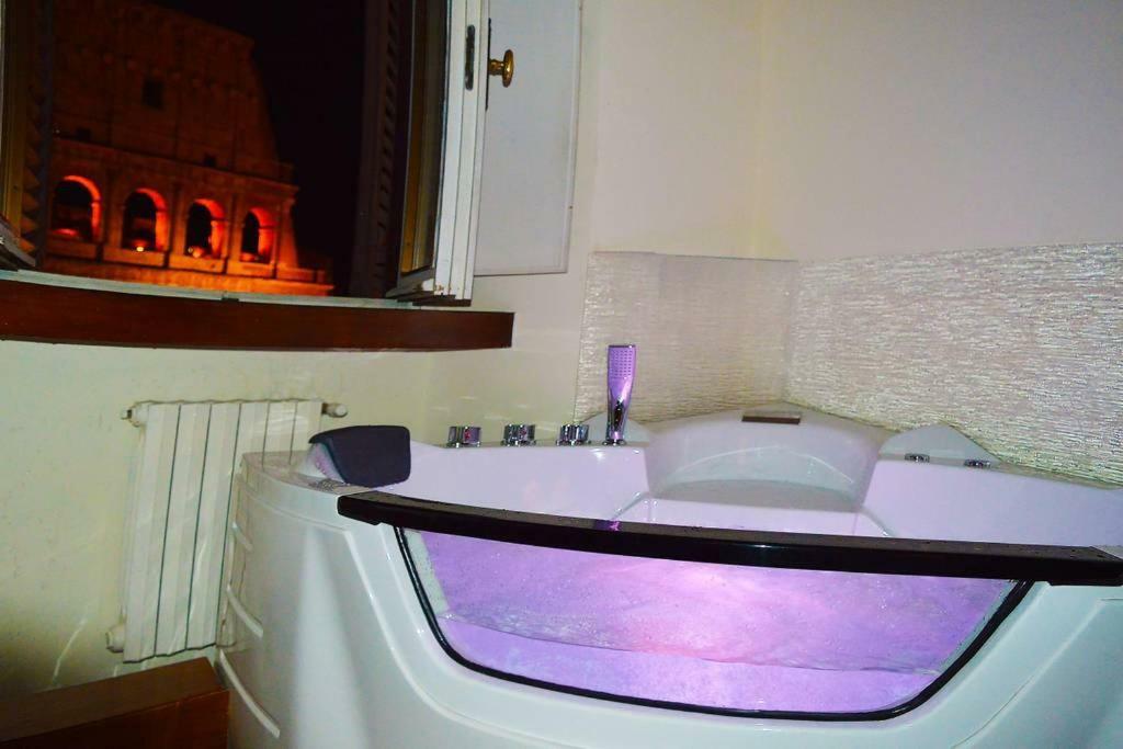 Jacuzzi In Front Of The Colosseum ローマ エクステリア 写真
