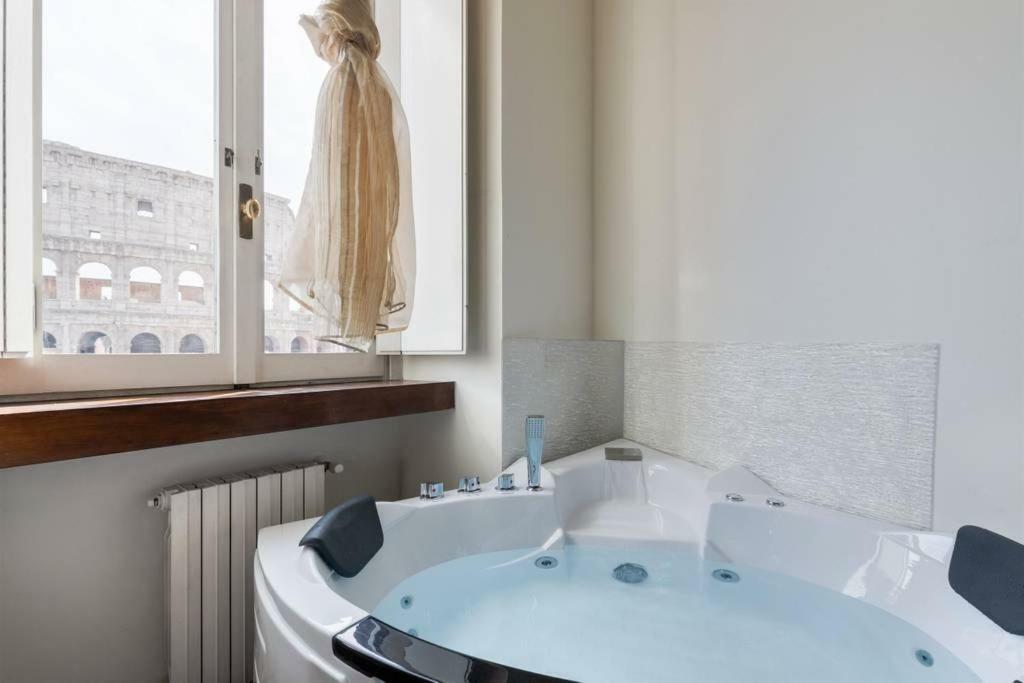 Jacuzzi In Front Of The Colosseum ローマ エクステリア 写真