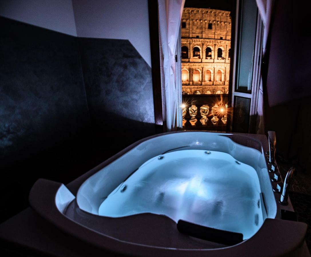 Jacuzzi In Front Of The Colosseum ローマ エクステリア 写真