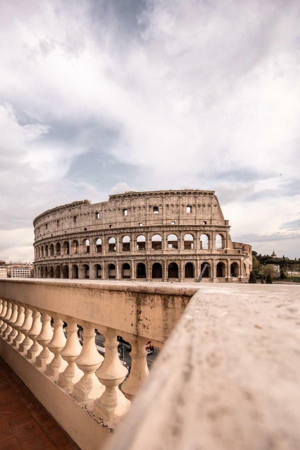 ローマJacuzzi In Front Of The Colosseumアパートメント エクステリア 写真